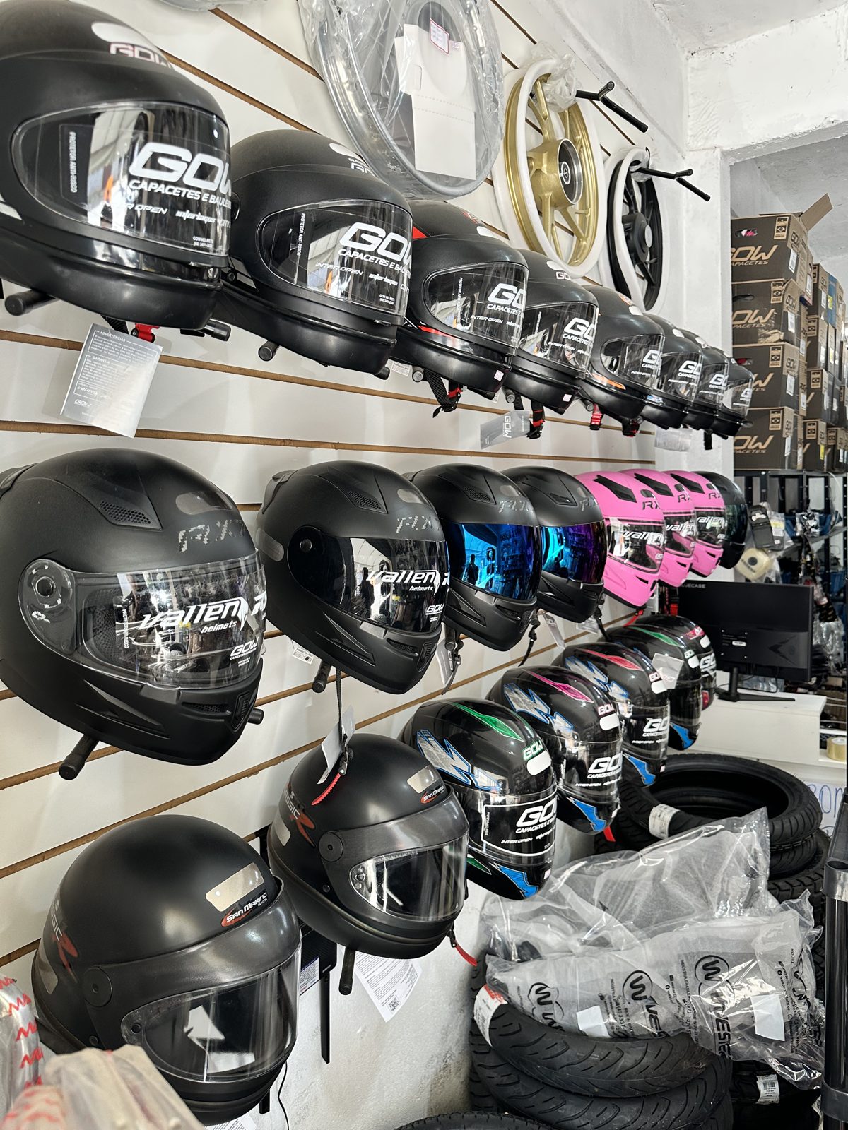 Parede de capacetes disponíveis na Pará Motos